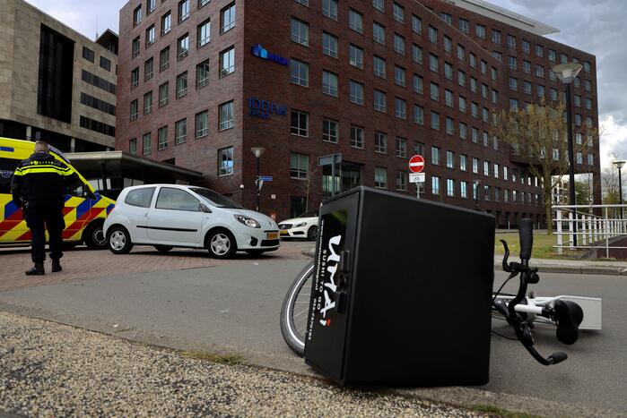 Maaltijdbezorger op e-bike botst met auto