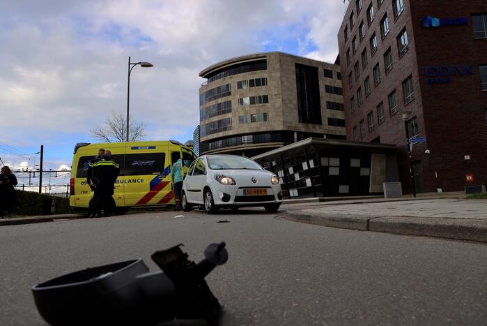 Maaltijdbezorger op e-bike botst met auto
