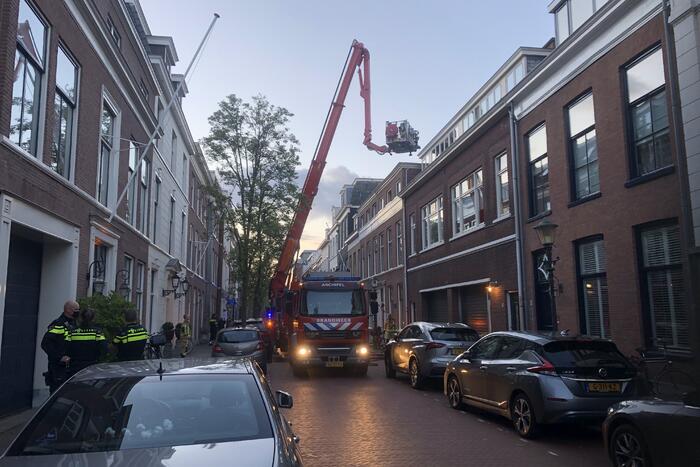 Grote brand in schoorsteen van woning