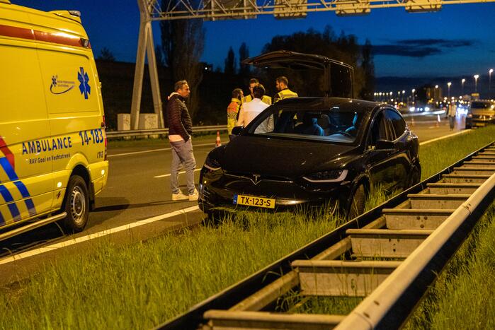 Tesla botst op vangrail