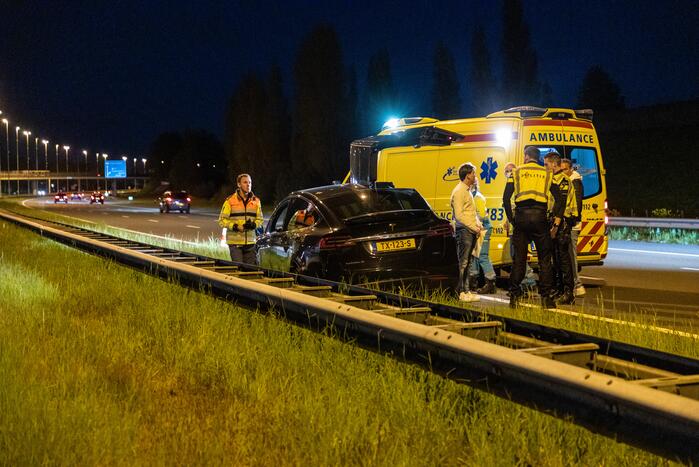 Tesla botst op vangrail