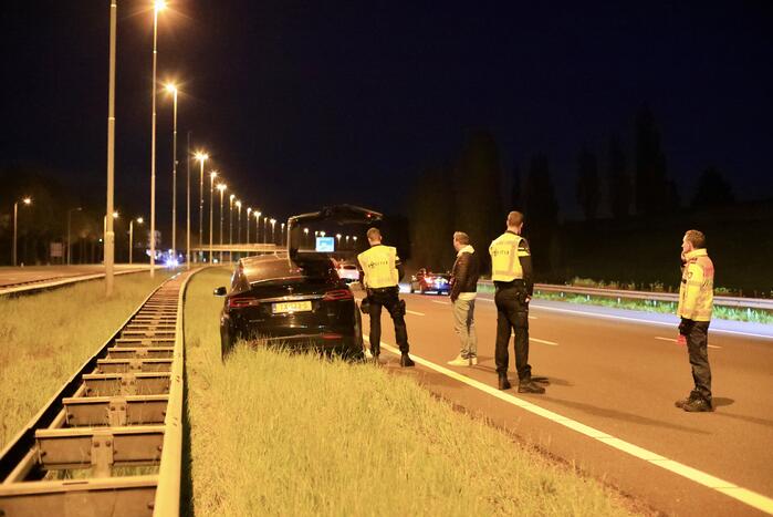 Tesla botst op vangrail