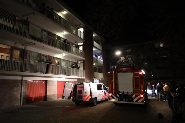 Politie houdt man met verward gedrag aan in flatwoning