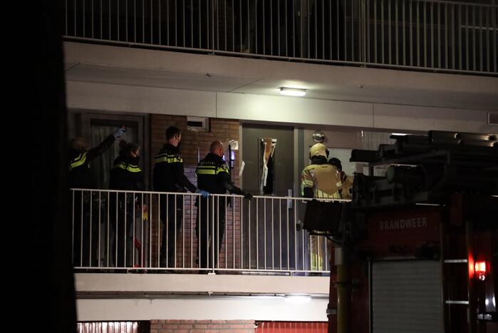 Politie houdt man met verward gedrag aan in flatwoning