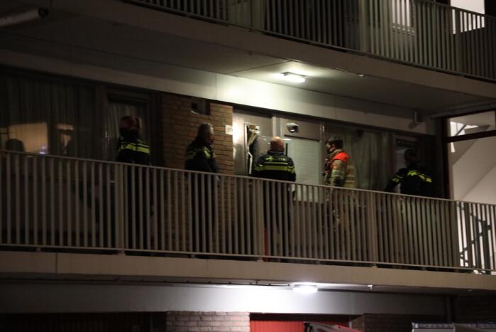 Politie houdt man met verward gedrag aan in flatwoning