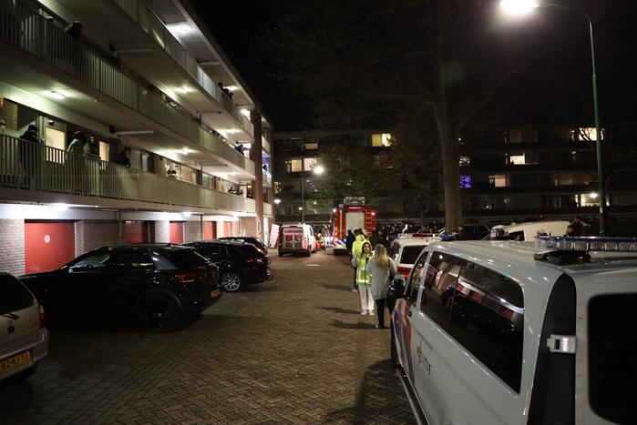 Politie houdt man met verward gedrag aan in flatwoning