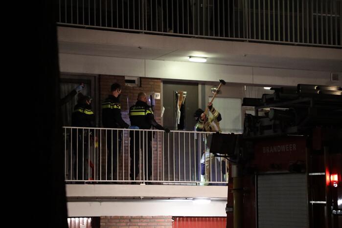 Politie houdt man met verward gedrag aan in flatwoning