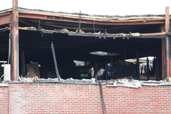 Groot onderzoek in appartement na vondst van drie lichamen
