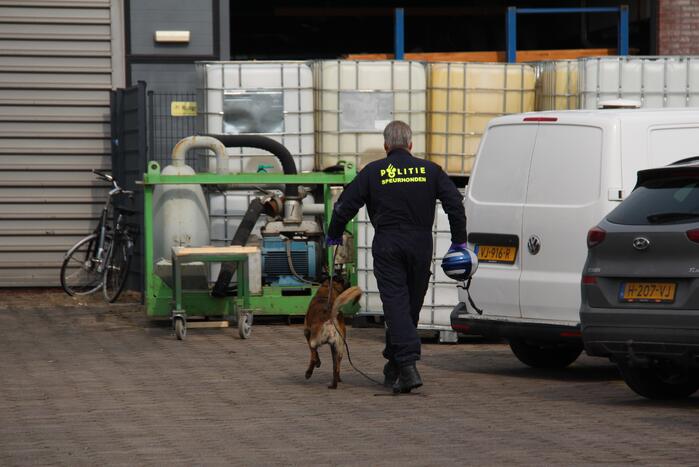Groot onderzoek in appartement na vondst van drie lichamen