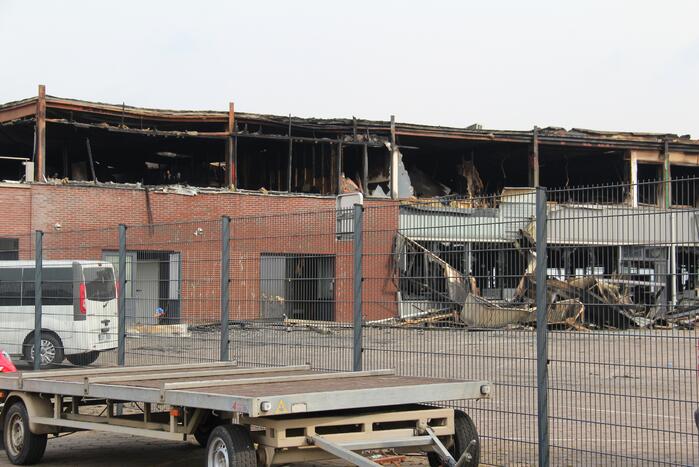 Groot onderzoek in appartement na vondst van drie lichamen