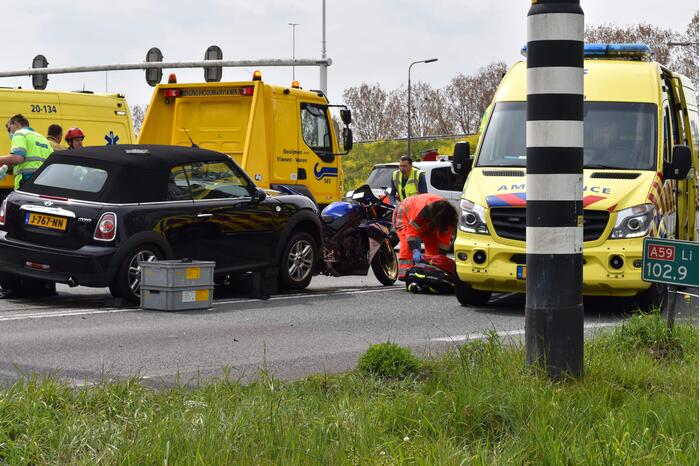 Automobilist botst achter op motorfiets knooppunt Hooipolder