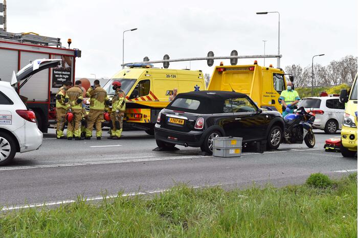 Automobilist botst achter op motorfiets knooppunt Hooipolder