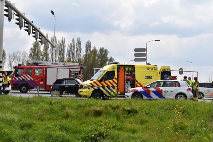 Automobilist botst achter op motorfiets knooppunt Hooipolder