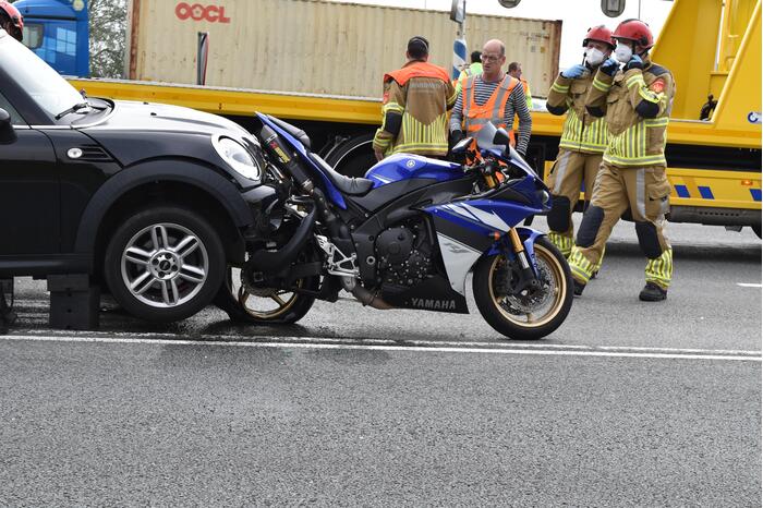 Automobilist botst achter op motorfiets knooppunt Hooipolder