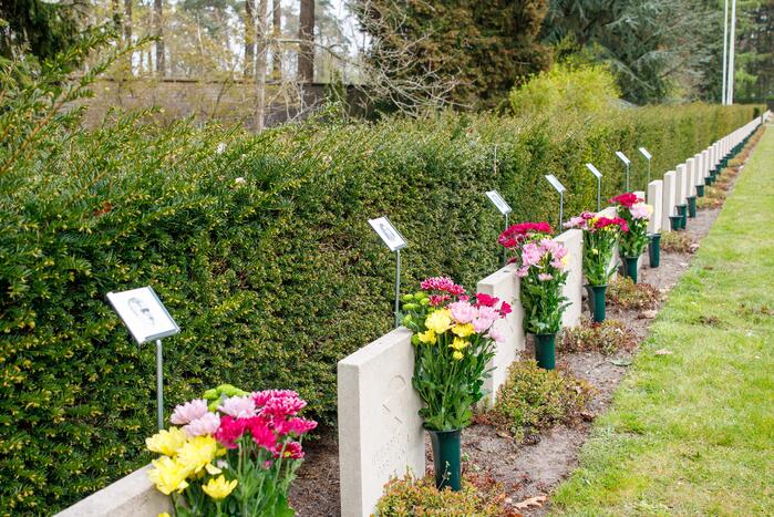 Bloemlegging Sovjet Ereveld