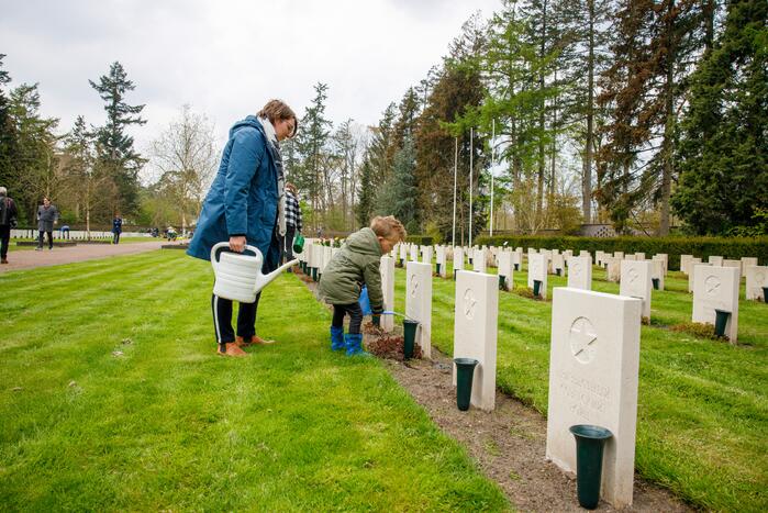 Bloemlegging Sovjet Ereveld