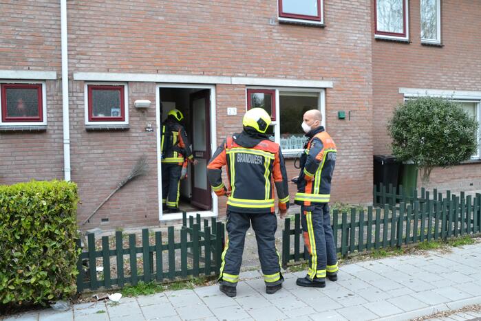 Brandweer verricht metingen door vermoedelijke gaslucht