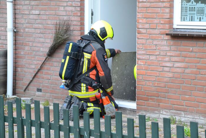 Brandweer verricht metingen door vermoedelijke gaslucht