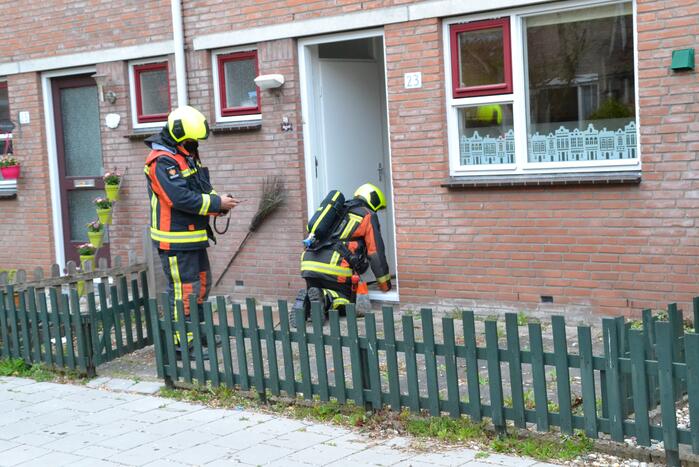 Brandweer verricht metingen door vermoedelijke gaslucht