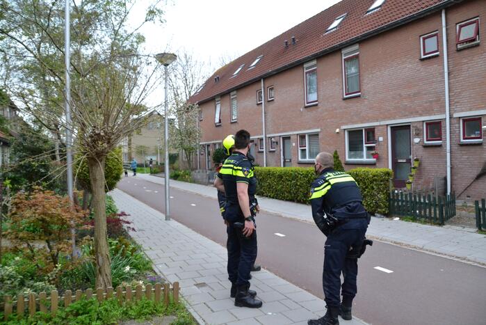 Brandweer verricht metingen door vermoedelijke gaslucht