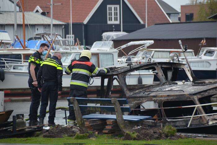 Bewoners van boot gewond door explosie