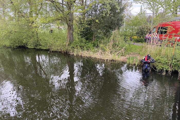 Brandweer duikt in het water gevallen telefoon op