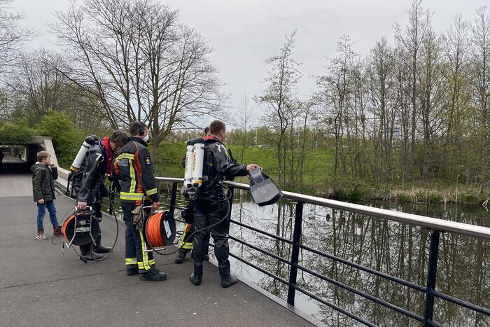Brandweer duikt in het water gevallen telefoon op