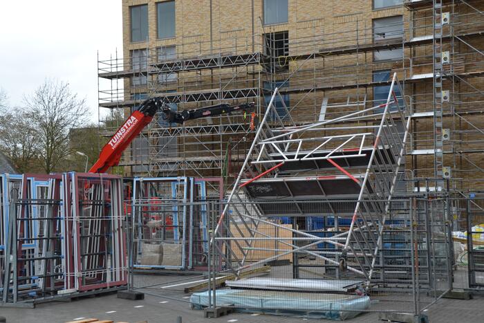 Hoge steiger kantelt door windhoos