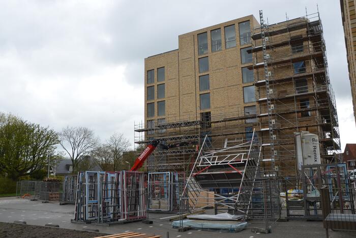 Hoge steiger kantelt door windhoos