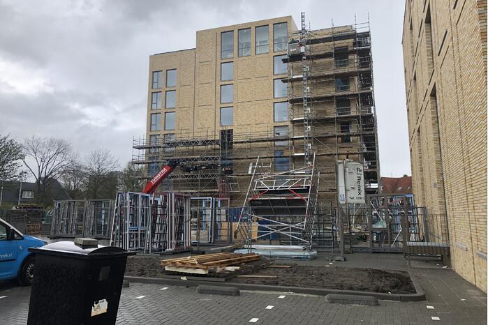 Hoge steiger kantelt door windhoos