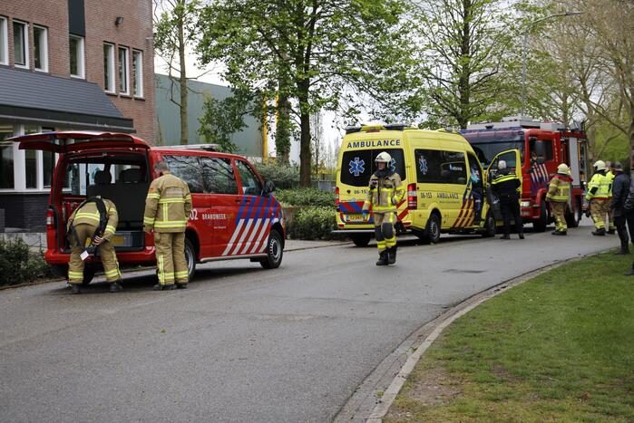 Persoon vast op dak van bedrijfspand