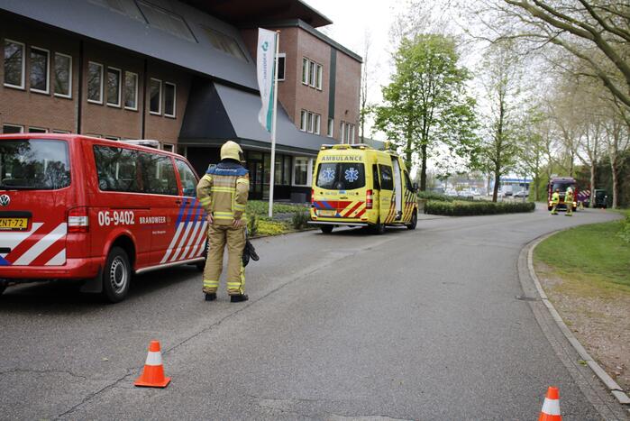 Persoon vast op dak van bedrijfspand
