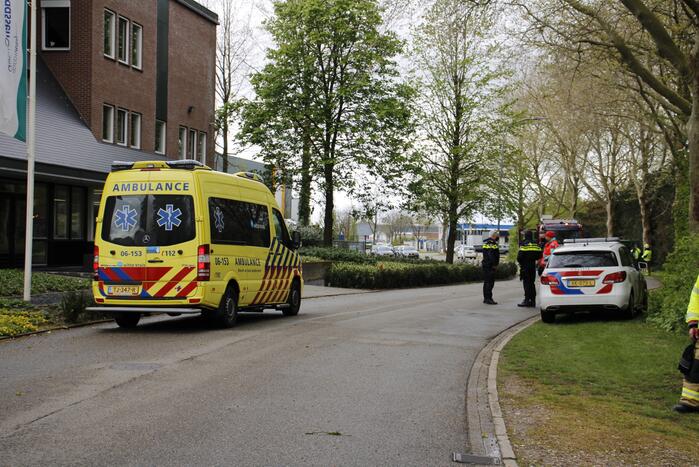 Persoon vast op dak van bedrijfspand