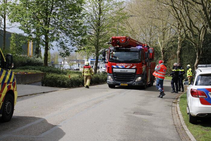 Persoon vast op dak van bedrijfspand