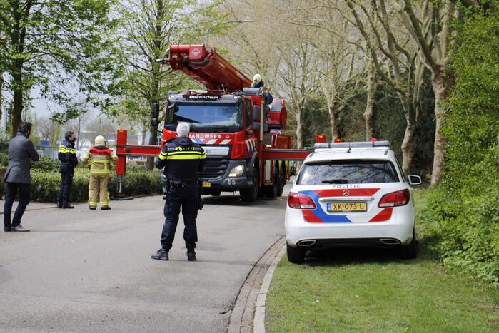 Persoon vast op dak van bedrijfspand