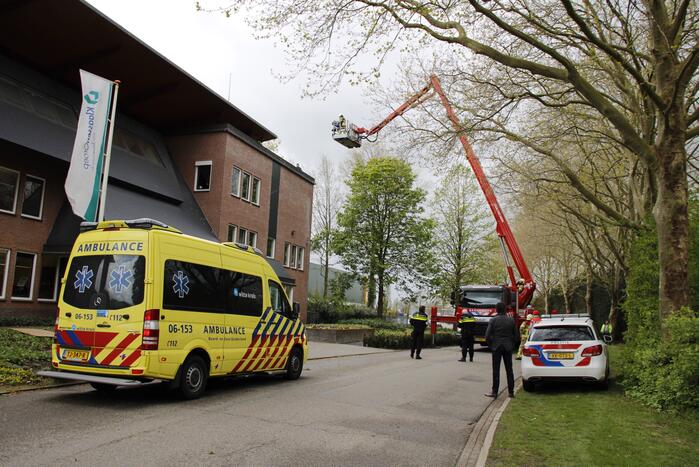 Persoon vast op dak van bedrijfspand