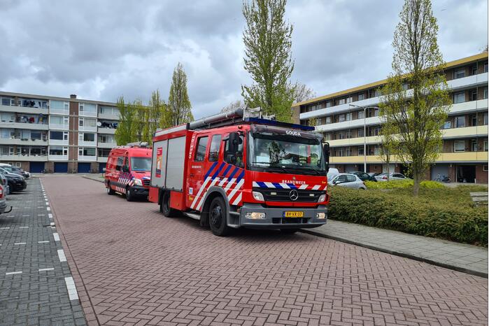 Dakbedekking waait van dakkapel van woning