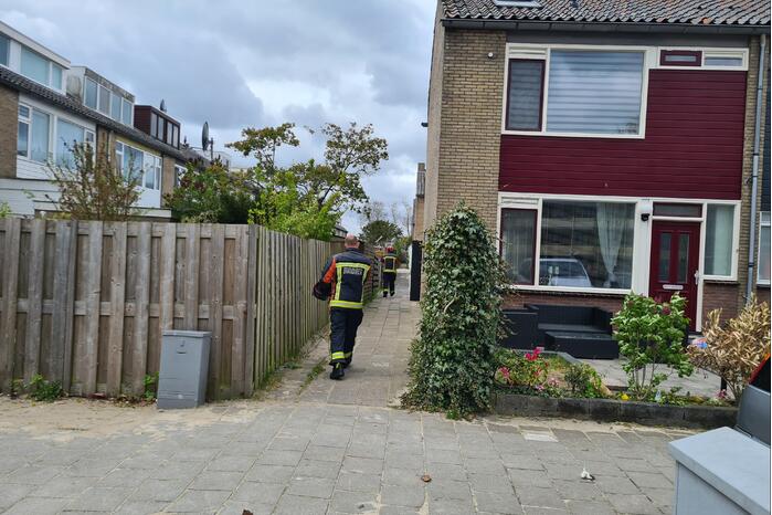 Dakbedekking waait van dakkapel van woning