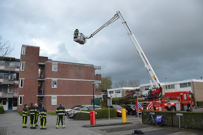 Brandweer boort schroeven in bijna loskomende dakrand