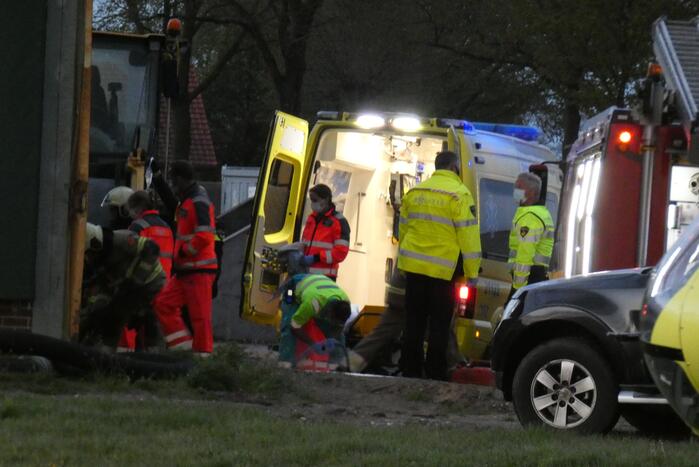 Persoon onder heftruck bekneld