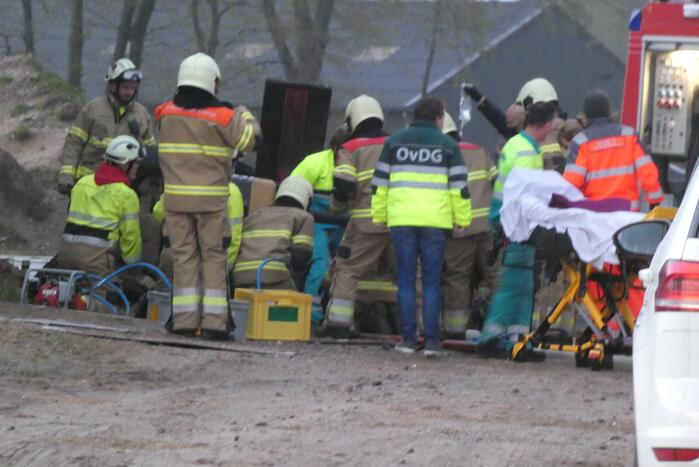 Persoon onder heftruck bekneld