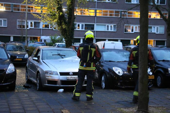 Personenauto kapot door explosie onder motorkap