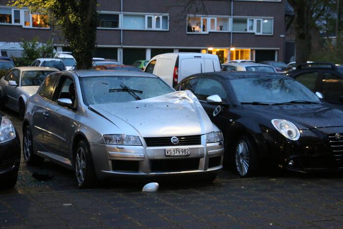 Personenauto kapot door explosie onder motorkap