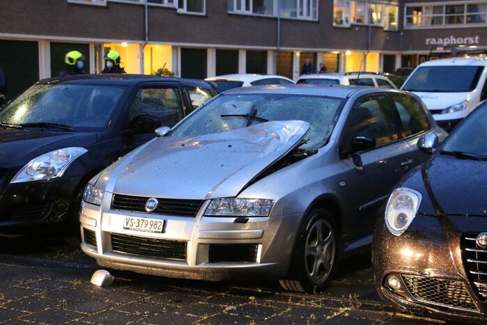 Personenauto kapot door explosie onder motorkap