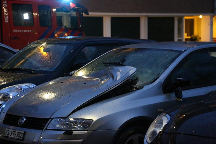 Personenauto kapot door explosie onder motorkap