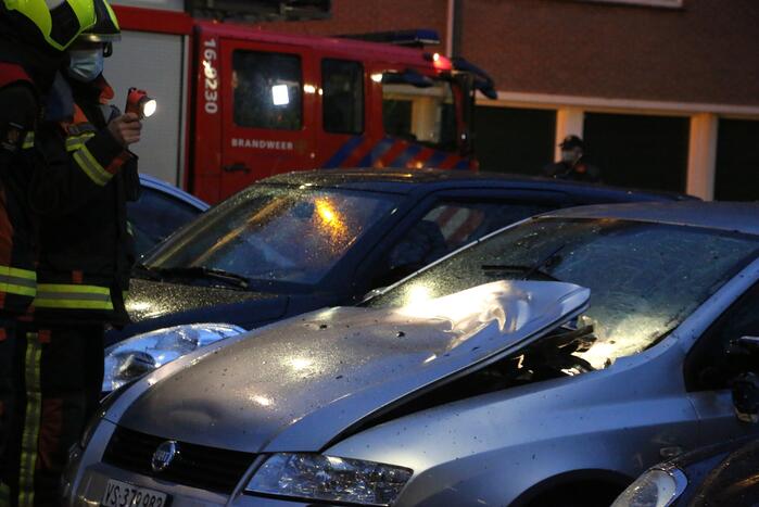 Personenauto kapot door explosie onder motorkap