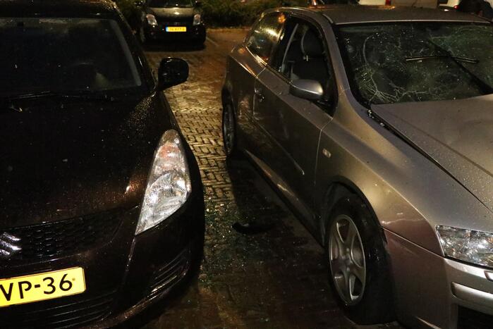 Personenauto kapot door explosie onder motorkap