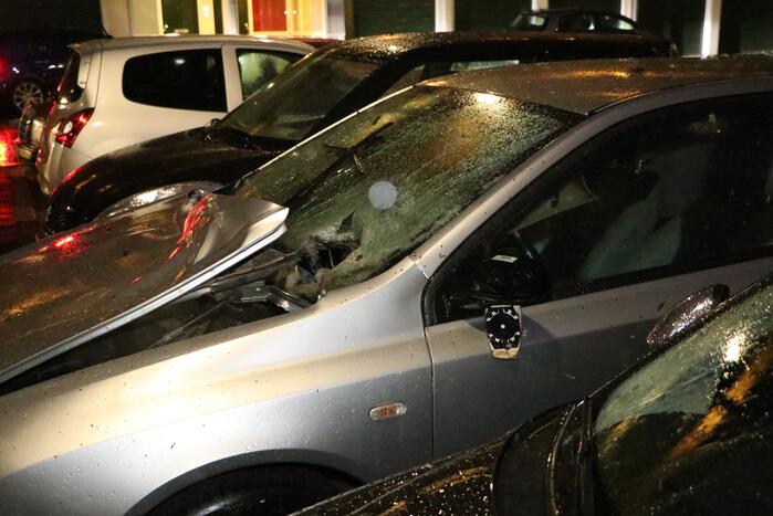 Personenauto kapot door explosie onder motorkap