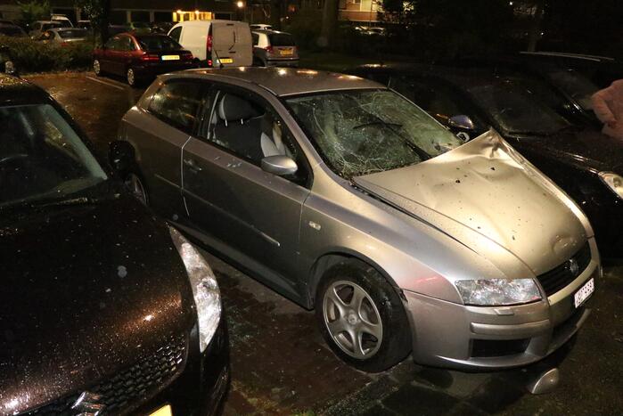 Personenauto kapot door explosie onder motorkap