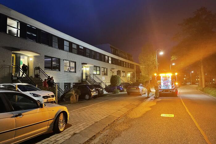 Brandweer verricht metingen bij woning